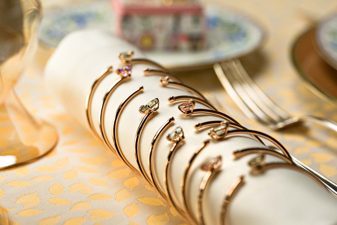 Armreifen »Peekaboo« von Bucherer Fine Jewellery.&nbsp;Tischdecke und Servietten von Zur Schwäbischen Jungfrau.