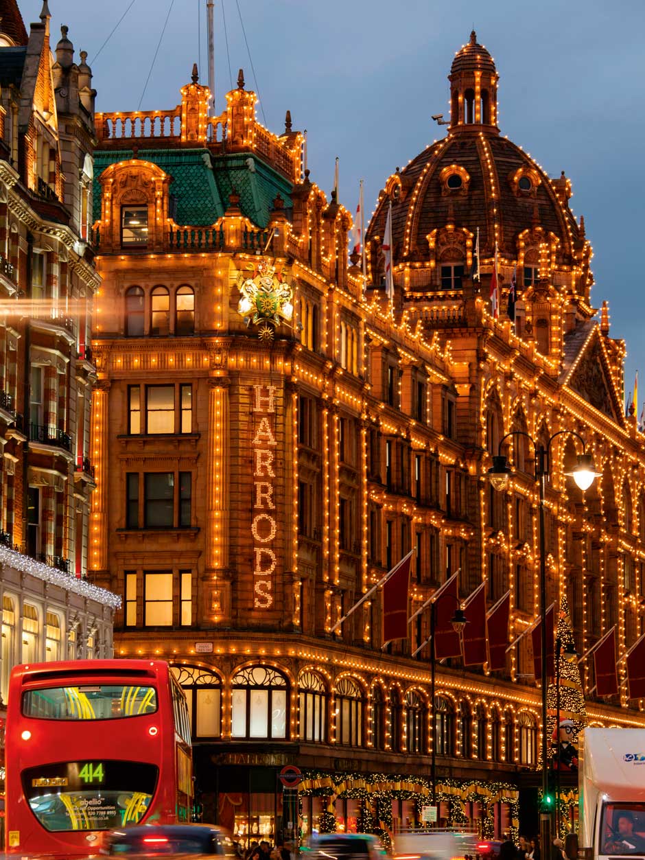 London calling Neben unzähligen Shopping-Möglichkeiten mit legendären Schaufenster-Dekos zu Weihnachten verwandelt sich die Stadt in ein riesiges Weihnachtsmärchenland. Einen Besuch wert: die größte Freiluft-Schlittschuhbahn des Königreichs und die süßen Holzhütten auf den unzähligen Märkten.