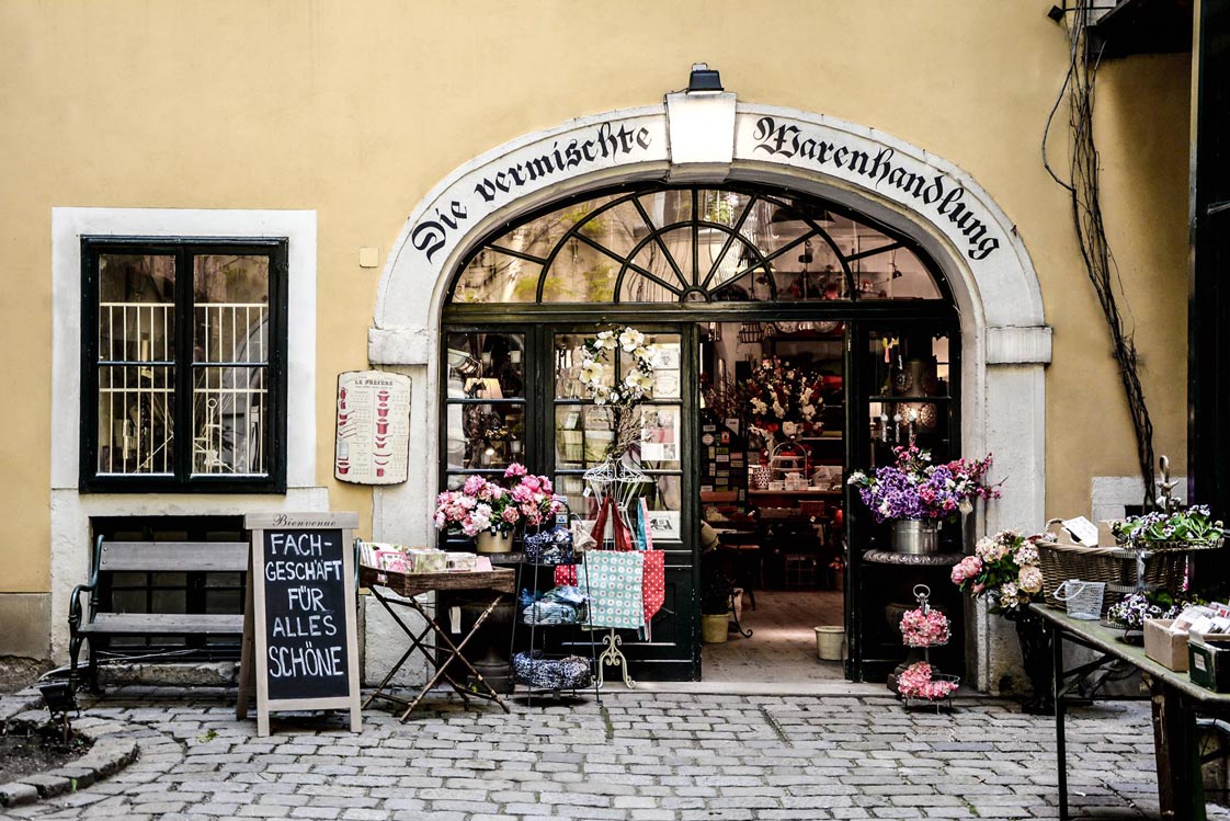 Die schönste Deko-Melange&nbsp;»Das süße Geschäft lockt mit außergewöhnlichen Mitbringseln und Dekoartikeln, wie zum Beispiel originellem Baumschmuck in Form von Cappuccino-tassen und Lippenstiften oder Parfumflakons. Ich finde hier jedes Jahr ganz besondere Anhänger für meinen Baum.«&nbsp;dievermischtewarenhandlung.at