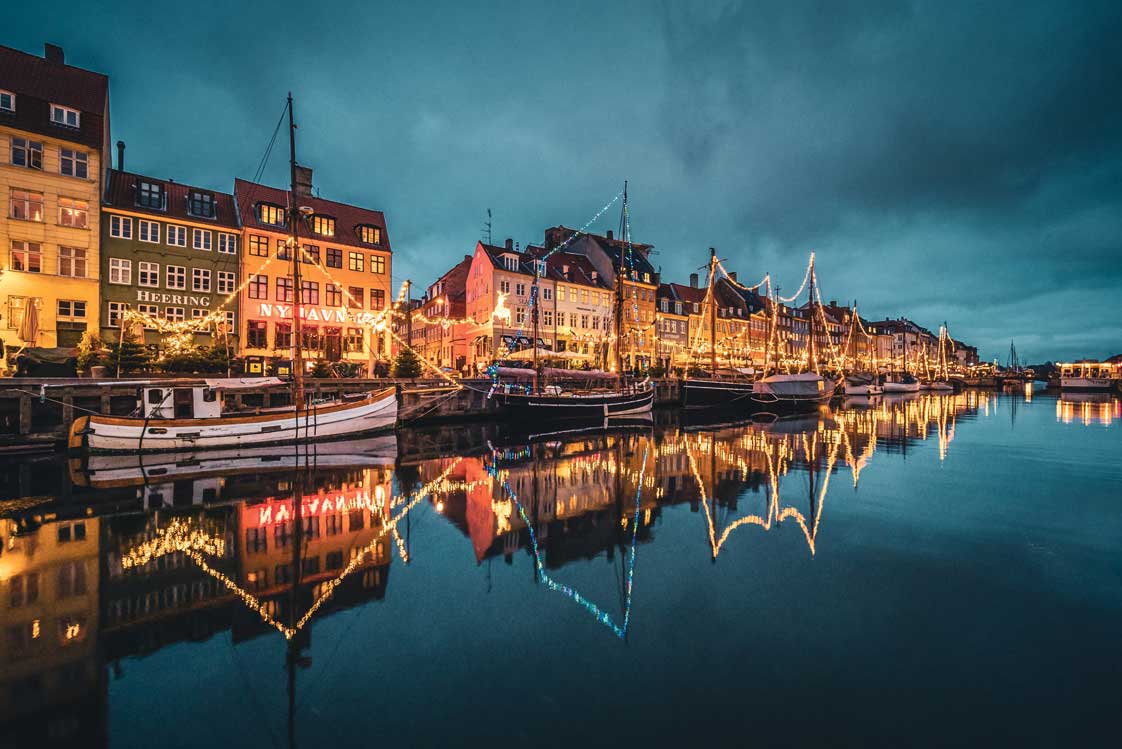 Zauberhaft schön An jeder Ecke ist »Julehygge«, das dänische Weihnachtsgefühl, zu spüren: etwa beim Winter-spaziergang den Kanal entlang oder der Kutsch-en-fahrt auf der Strøget, der längsten und ältesten Fußgängerzone Dänemarks, oder beim Eislaufen im Frederiksberg Runddel.