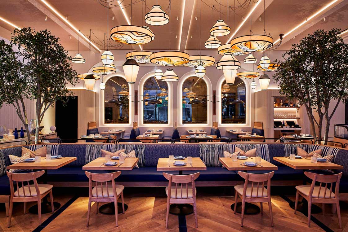 Nicht verpassen: Die Rooftop-Bar des neuen »Ritz-Carlton« begeistert mit einer atemberaubenden 270-Grad-Aussicht auf die Stadt.