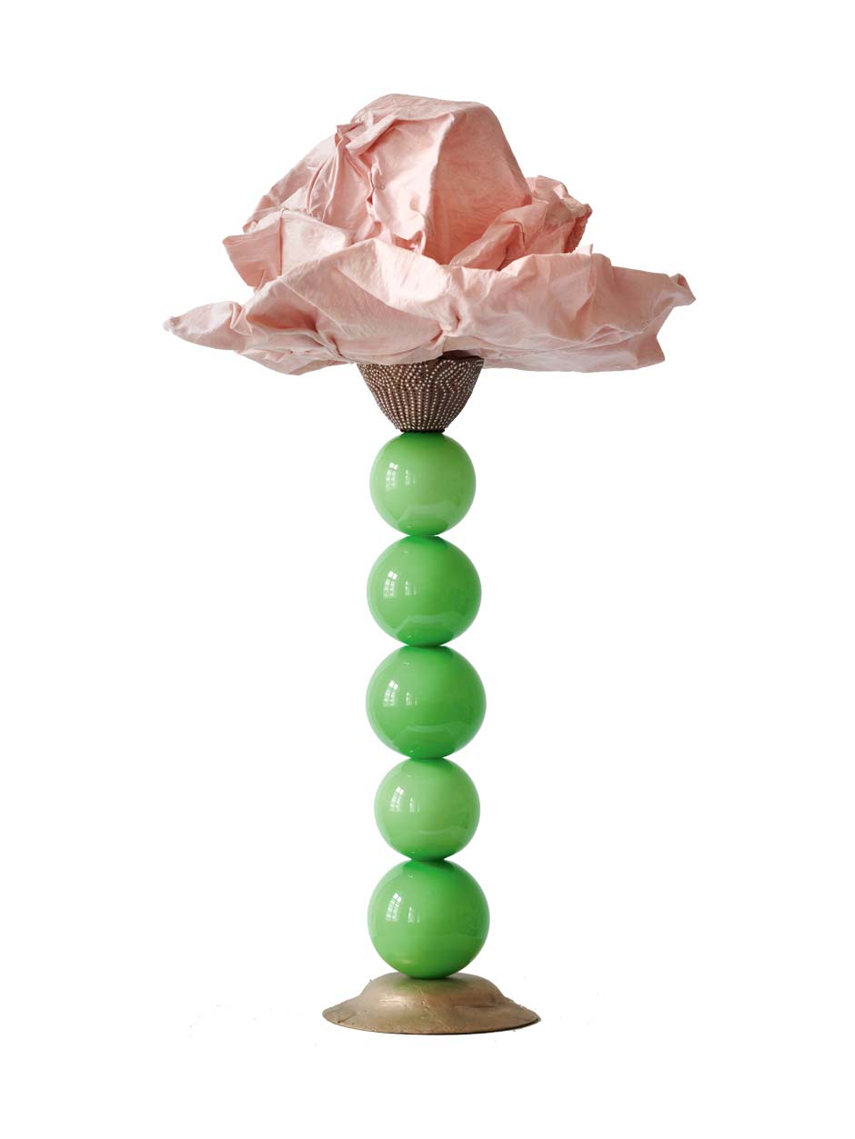 Gruß aus Venedig&nbsp;Die Glaskugeln bezieht die Künstlerin aus Murano. Die blumigen Seidenschirme fertigt sie selbst dazu und macht die Lampe zum Objekt.