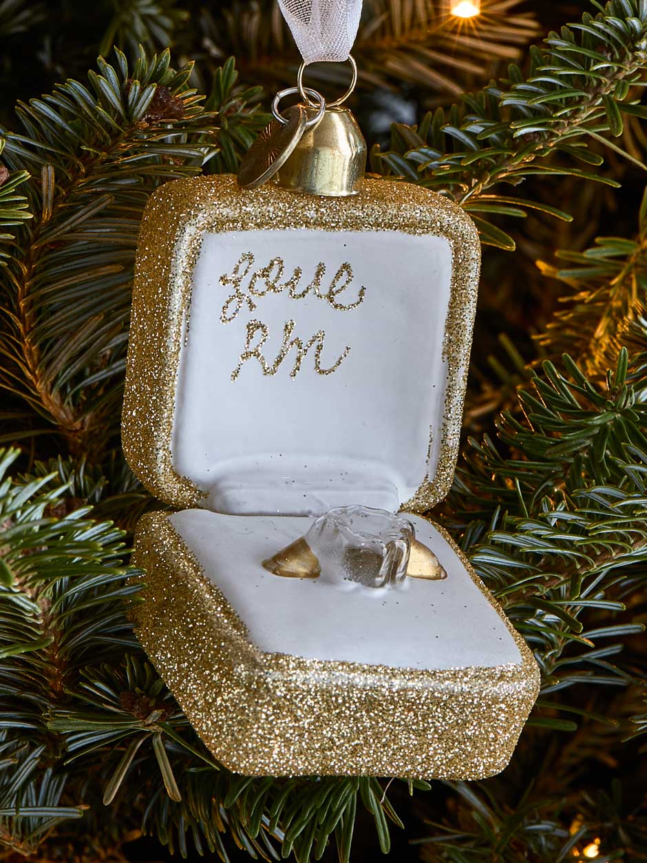 Marry me at Christmas&nbsp;Baumschmuck mit witzigen oder romantischen Nachrichten gehört zum größten Trend. Wer etwas mitzuteilen hat, sagt es durch den Baum und überrascht so gewiss.