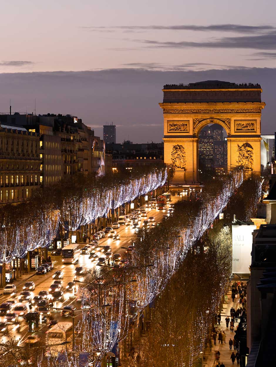 Helle Freude. Zu Weihnachten erstrahlt Paris wie nie – der ideale Zeitpunkt für einen Citytrip in die Metropole! Auf der Liste der Sehenswürdigkeiten ganz oben: die Champs-Élysées und der Tour Eiffel. Neben den legendären Kaufhäusern Galeries Lafayette und Printemps locken Weihnachtsmärkte mit Souvenirs und Kunsthandwerk made in France.