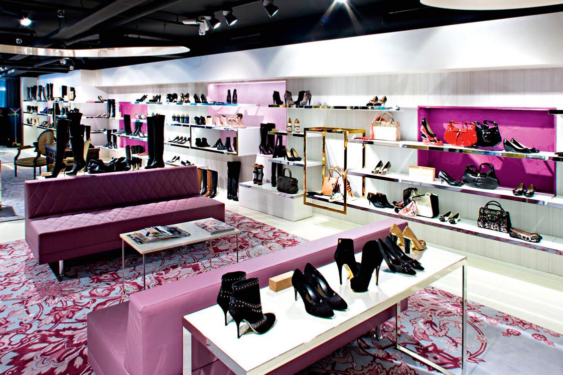 Favorite Spot&nbsp;Der Steffl Department Store ist Peschevs Lieblingskaufhaus: »Die perfekte Adresse, nicht nur für schöne Geschenke, sondern auch fürs perfekte Weihnachtsabend-Styling.«&nbsp;steffl-vienna.at