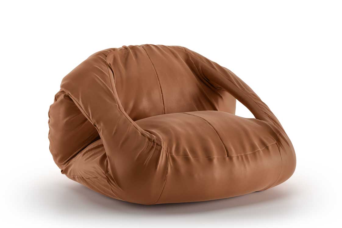 Bodennähe&nbsp;Der »Terra Pouf« wurde von Designer Marcantonio Raimondi Malerba kreiert. Der ist bekannt für seine skulpturalen Zugänge. Erd-töne sollen süditalienisches Flair in den Wohnraum bringen. natuzzi.com