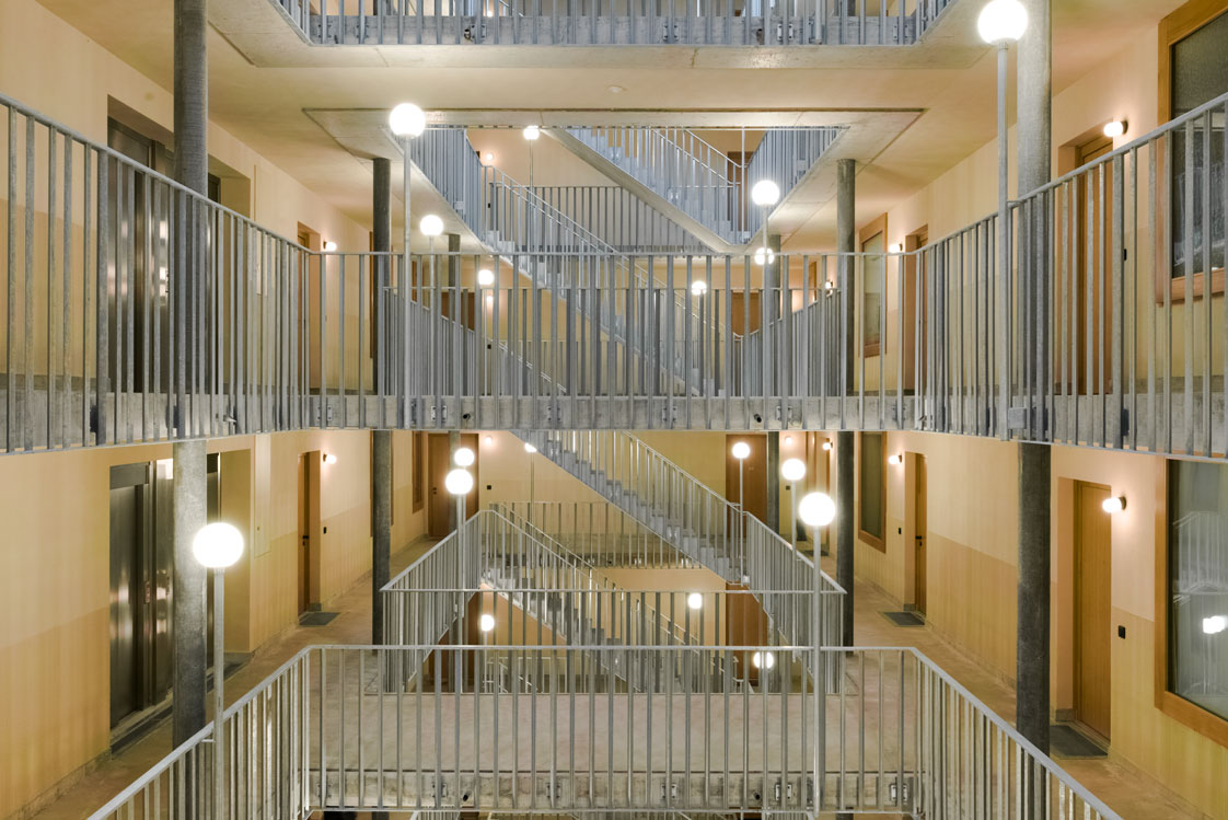 Das Wohnen und Nachhausekommen wird hier originell inszeniert: Stiegenhaus im Bâtiment Voirons in Belle-Terre, Thônex.