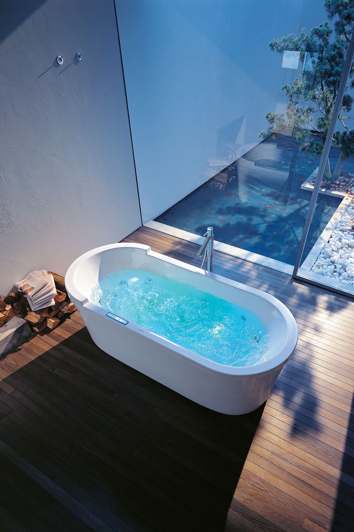 Multitalente
Wer keinen Platz für einen Whirlpool hat, ist mit einer Whirlwanne bestens bedient. Die gibt es als Einbauvariante oder frei stehend, in unterschiedlichen Form und Größeen, mit LED-Beleuchtung und sogar mit integrierten Sound-Systemen. Auch Sauna und Dampfkabine lassen sich wunderbar kombinieren und bereits auf kleinstem Raum umsetzen.&nbsp;
duravit.de