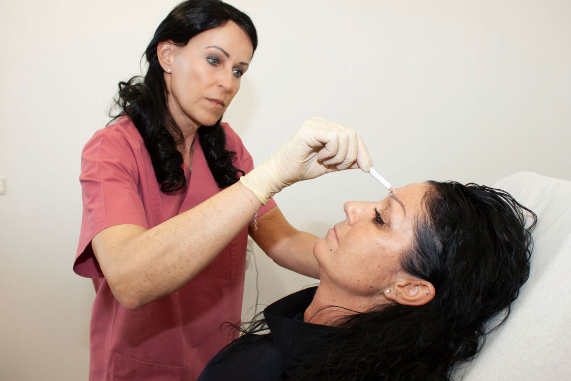 In ihrer Wiener Ordination bietet Dr. Kasimir dermatologische, ästhetische sowie chirurgische Hautbehandlungen an.