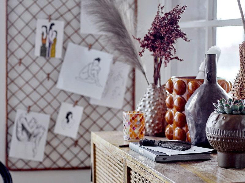 In kleinen Wohnungen ist es wichtig, dennoch für das Auge visuelle Differenzierungen zu schaffen. Das gelingt etwa durch Teppiche, Raumtrenner oder kleine Decor-Grüppchen in einheitlichen Farbtönen.&nbsp;