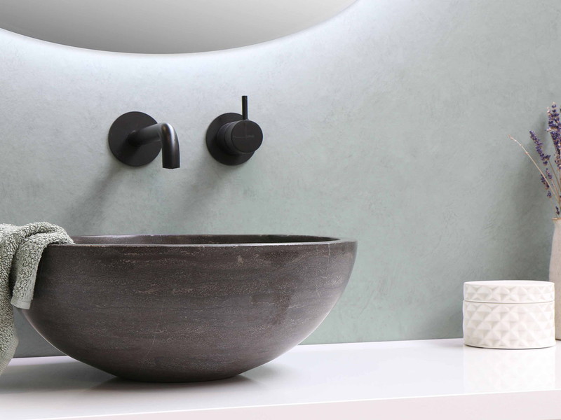 Kleine Badezimmer bedürfen an geschickt&nbsp;ausgewählter Dekoration. Viele Accessoires können schnell chaotisch wirken.&nbsp;