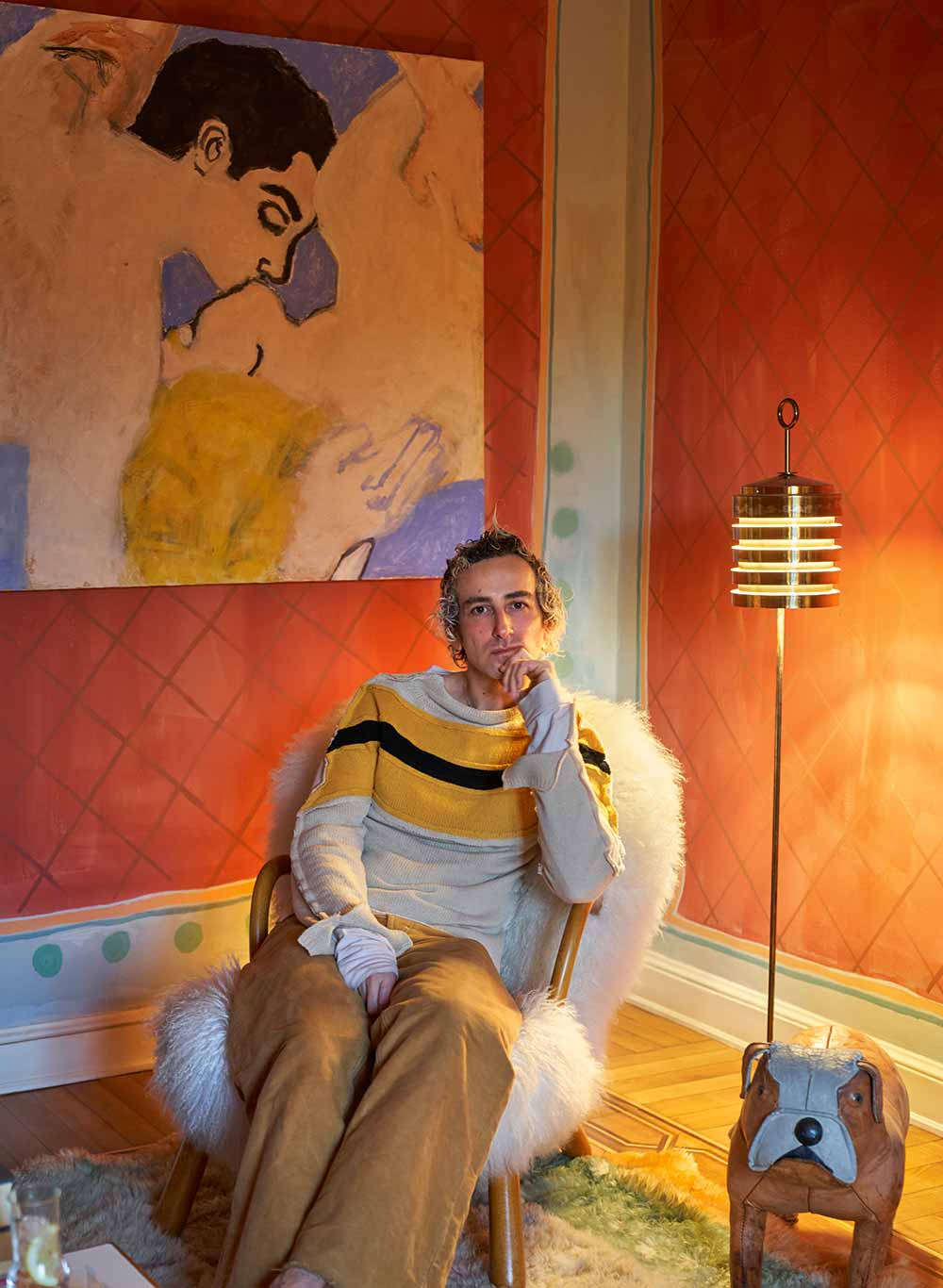 Hausherr&nbsp;Francesco macht es sich im Salon auf einem Lehnsessel von Viggo Boesen und unter einem Gemälde von Betsy Podlach gemütlich. Die Bodenlampe stammt von Hans-Agne Jakobsson.