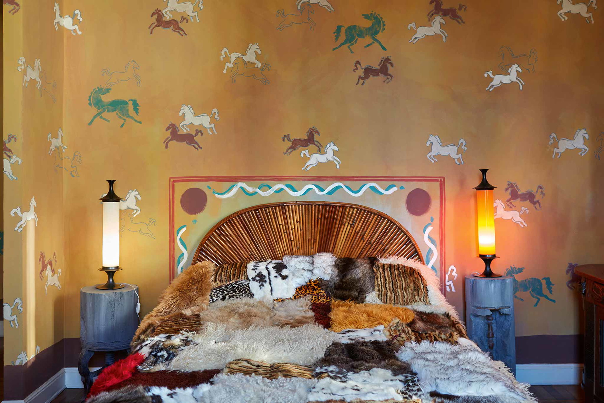 Pferdchen zählen&nbsp;Die Wände des Schlafzimmers sind mit schablonierten Pferdchen verziert. Das Bett hat Gabriella Crespi entworfen. Die Nachttischlampen sind Originalstücke aus den 1960ern.