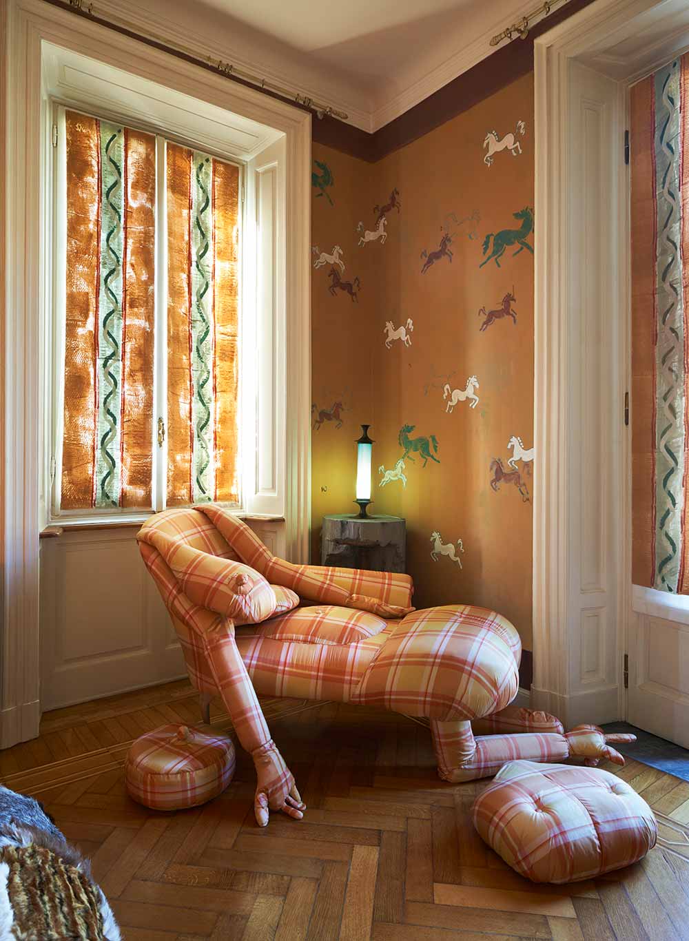 Innige Umarmung&nbsp;Diese unverwechselbare Chaiselongue von Mario Torre in der Ecke des Schlafzimmers lädt zum Relaxen ein.