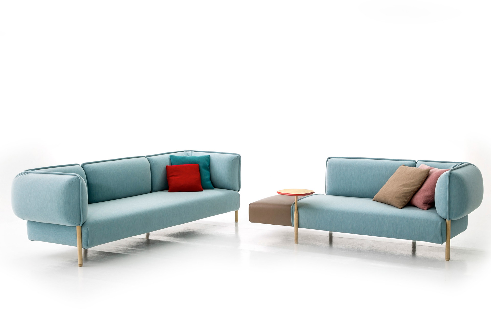 Neue Generation:&nbsp;Patricia Urquiola läutete mit »Tender« 2015 ein neues Zeitalter für italienisches Sofadesign ein. Aufrechte Lehnen und leicht verstellbare Ablagetische eignen sich perfekt fürs Homeoffice von der Couch aus.