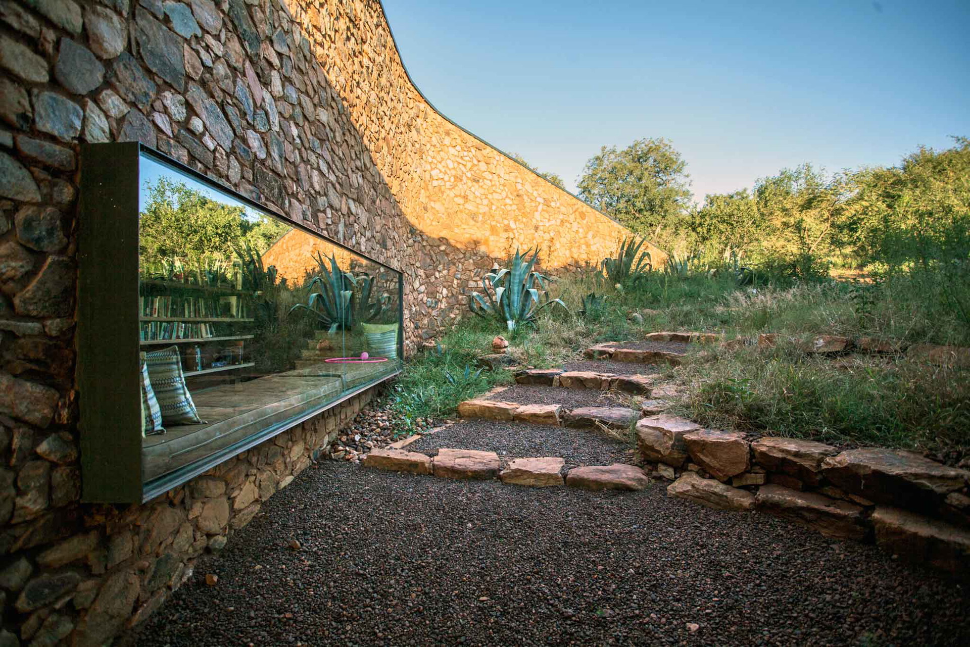 Witklipfontein Eco Lodge, Südafrika:&nbsp;Für diese Lodge in Südafrika wurde der Grasteppich angehoben und das Gebäude darunter hineingeschoben.&nbsp;glh.co.za