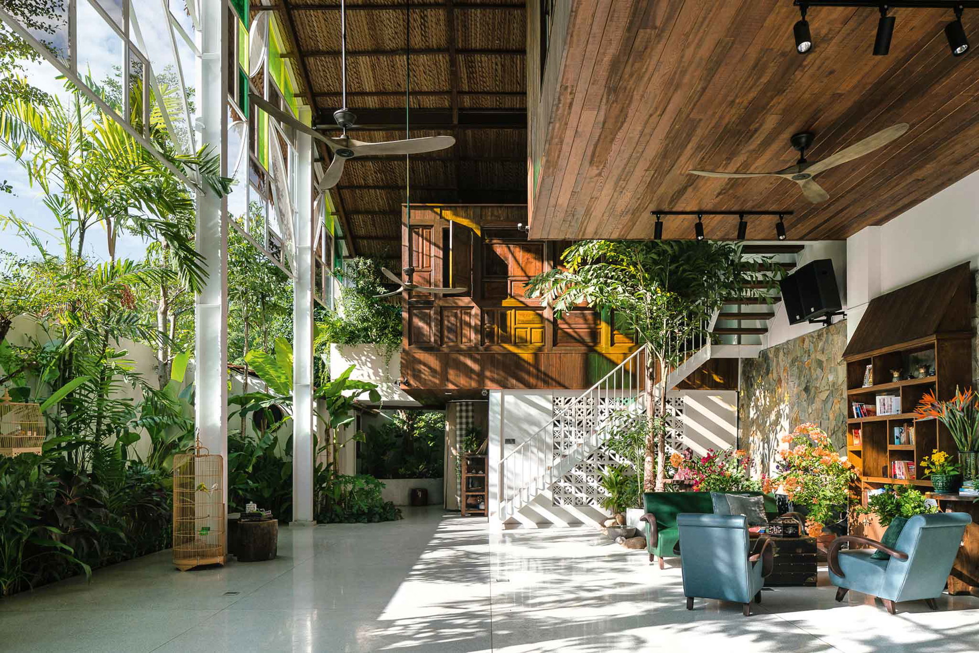 Nest House, Vietnam: Eigentlich ist es kein Haus, sondern eine Mischung aus Gästehaus, Esszimmer und Festhalle. Konzipiert für eine Familie, die oft und gerne Hunderte Gäste einlädt, öffnet sich der luftig hohe Raum weit in den tropischen Garten.&nbsp;