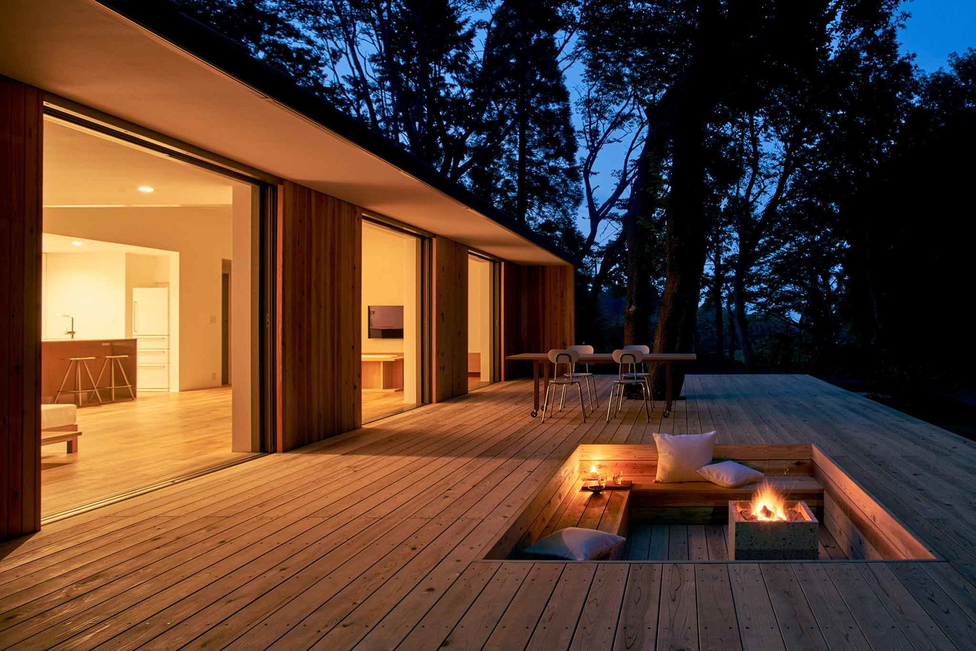 MUJI Yō no Le, Chiba, Japan: Ein Teppich aus Holz wird hier ausgerollt, vom Wohnzimmer hinaus ins Freie. Inspiriert von lokaler Bautradition entwickelte die japanische Design-Kette Muji dieses schlichte Modellhaus für das Wohnen im Grünen.&nbsp;muji.com