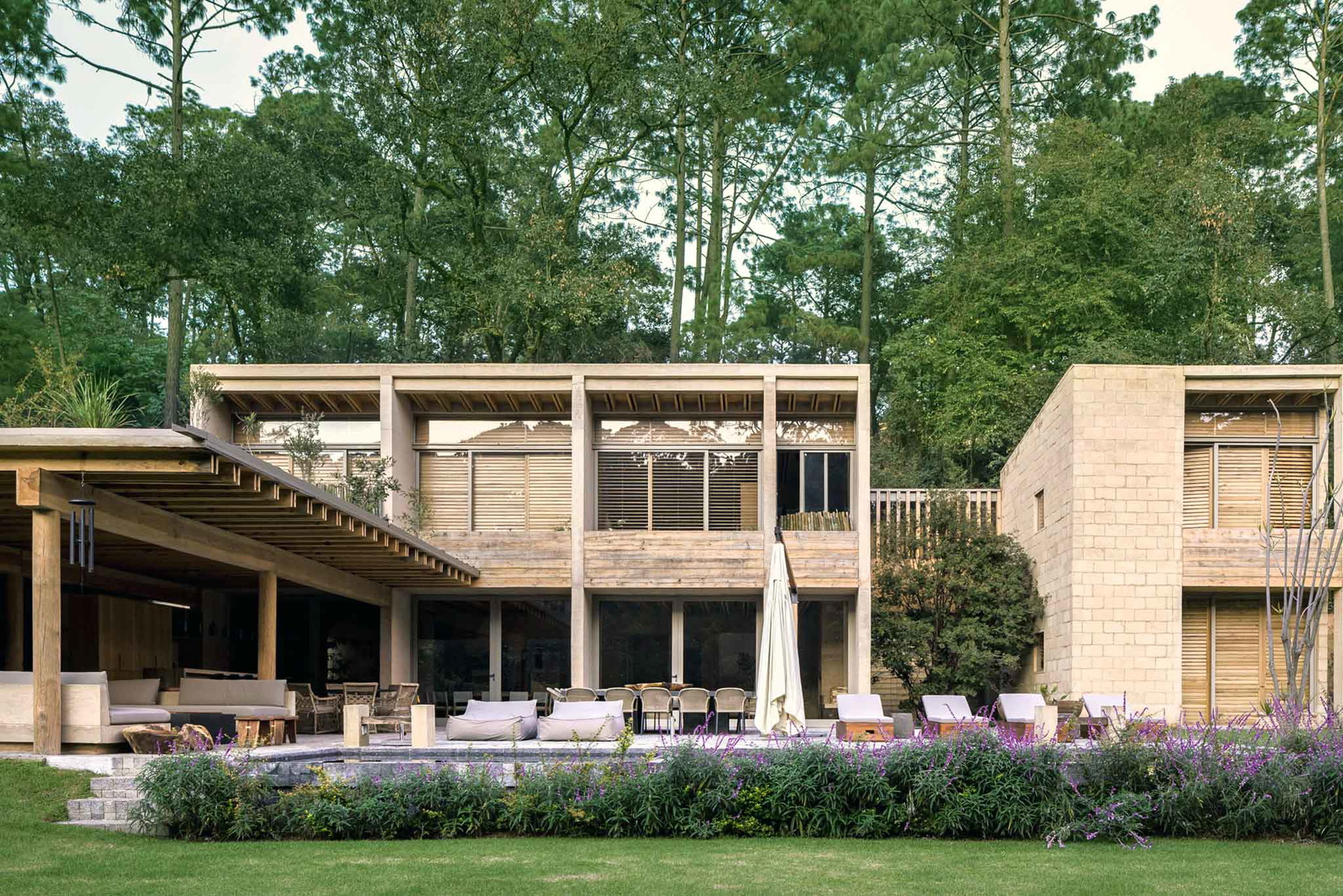 Lehmhaus im Wald, Mexiko: »Eine Architektur, die mit dem Wald verschmilzt« war das Ziel der mexikanischen Architekten Taller Hector Barroso für dieses Ferienhaus.&nbsp;tallerhectorbarroso.com