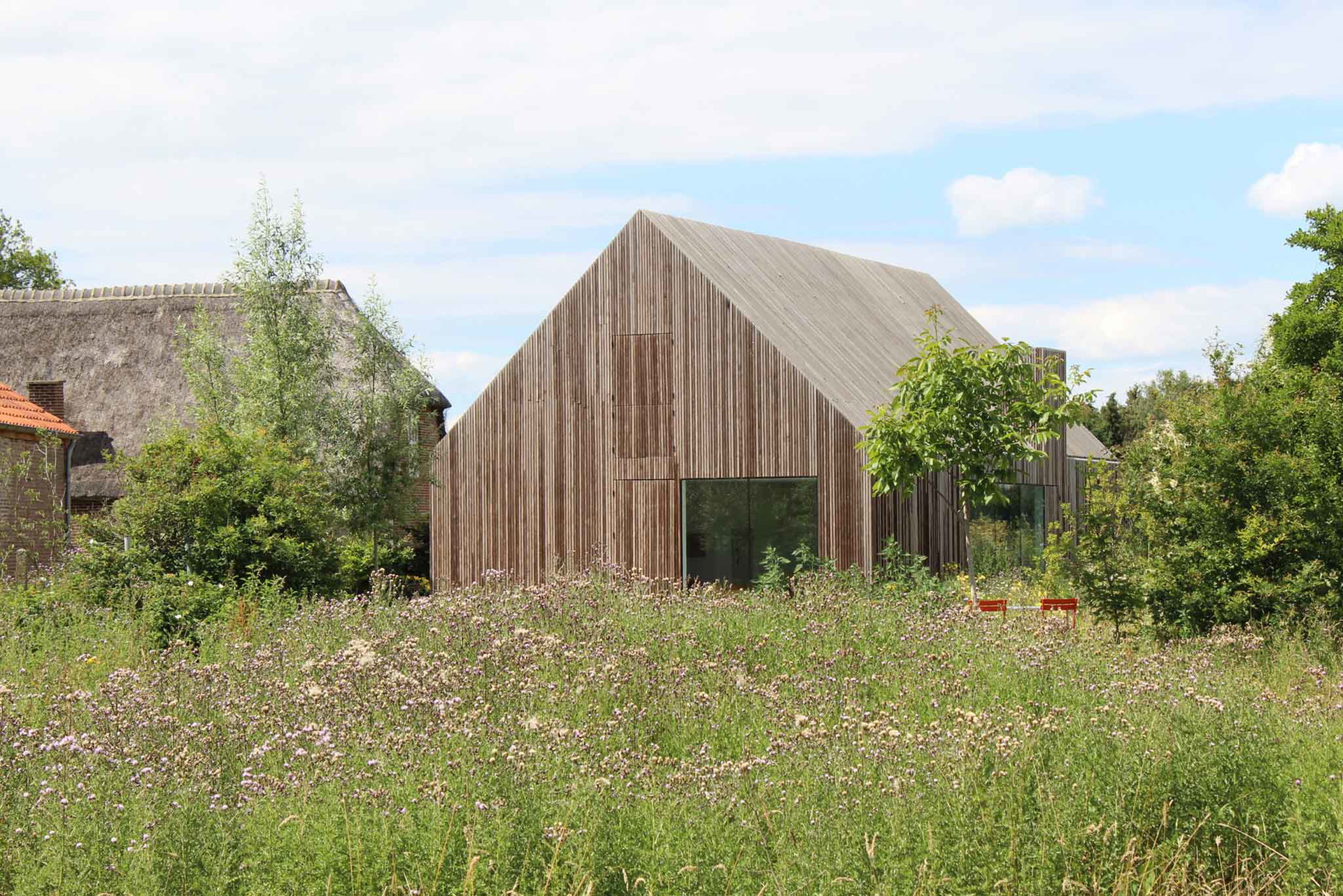 Potato Shed house, Niederlande: Ein ungewöhnlicher Umzug: Ein niederländisches Ehepaar macht sein Bauernhaus zur Ferienwohnung und zieht nach nebenan in die Scheune. juliustaminiau.nl
