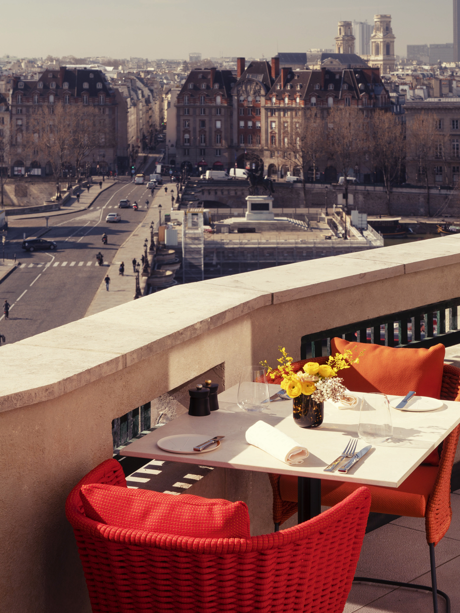 Moderne Inspiration
Peter Marino gestaltete die modern-gestylte Brasserie »Le Tout-Paris« im neuen Luxushotel »Cheval Blanc«. Die fröhliche Farbpalette aus Rot, Orange und Gelb soll an Südfrankreich erinnern.&nbsp;chevalblanc.com