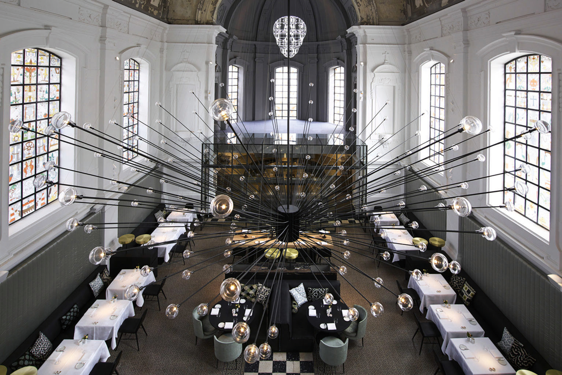 Essen, beten, genießen
Die Halle des »The Jane« in Antwerpen ist heilig. In der ehemaligen Kapelle wurden die Kuppel und der Altar erhalten und die bunten Glasfenster mit modernen Motiven ersetzt.&nbsp;thejaneantwerp.com