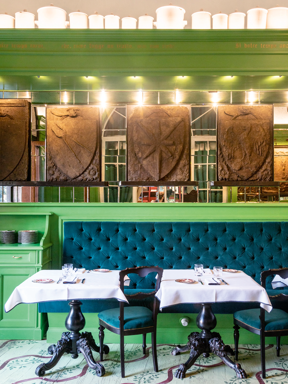 Dolce Vita 
Im »Atelier der Kultur«, der »Gucci Osteria« in Florenz, werden die Gerichte auf Geschirr der Gucci-Home-Kollektion serviert. Das Muster spielt auf den vormaligen Besitzer, einen Floristen, an.&nbsp;gucciosteria.com
