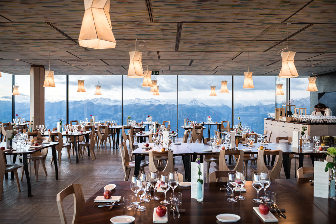 Ein Berg als Dessert
Im Südtiroler »AlpiNN« am Kronplatz realisierte Küchenchef Norbert Niederkofler mit Martino Gamper ein Interior-Konzept, das dem Gedanken seiner Küche, »Cook the Mountain«, folgt.&nbsp;alpinn.it
