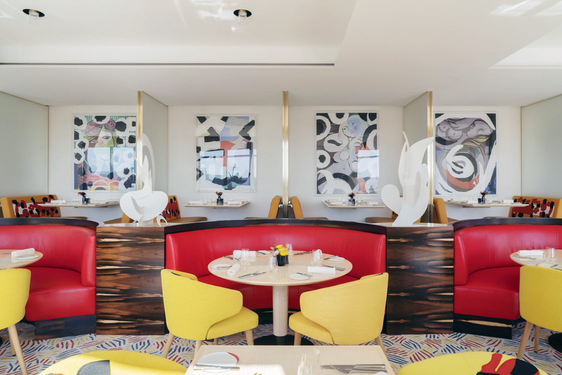 Moderne Inspiration
Peter Marino gestaltete die modern-gestylte Brasserie »Le Tout-Paris« im neuen Luxushotel »Cheval Blanc«. Die fröhliche Farbpalette aus Rot, Orange und Gelb soll an Südfrankreich erinnern.&nbsp;chevalblanc.com