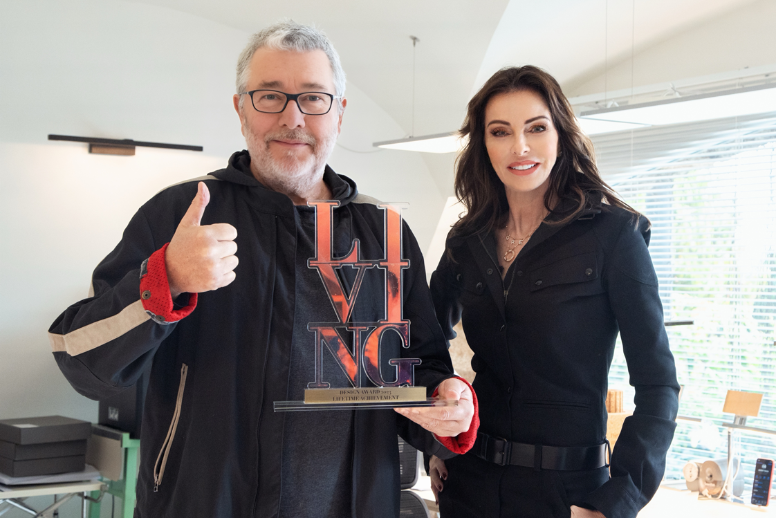 Lebenswerk
Philippe Starck Ob Zitruspresse, Yacht, Audioanlage, Restaurant oder Hotelzimmer&nbsp;– es gibt nichts, was der 74-jährige Franzose in den letzten 50 Jahren nicht kreativ bearbeitet hat. Dafür gibt es für den New-Design-Guru den LIVING Design Award für sein Lebenswerk. Wir übergaben ihn persönlich in&nbsp; Starcks Privatvilla in Sintra Portugal.