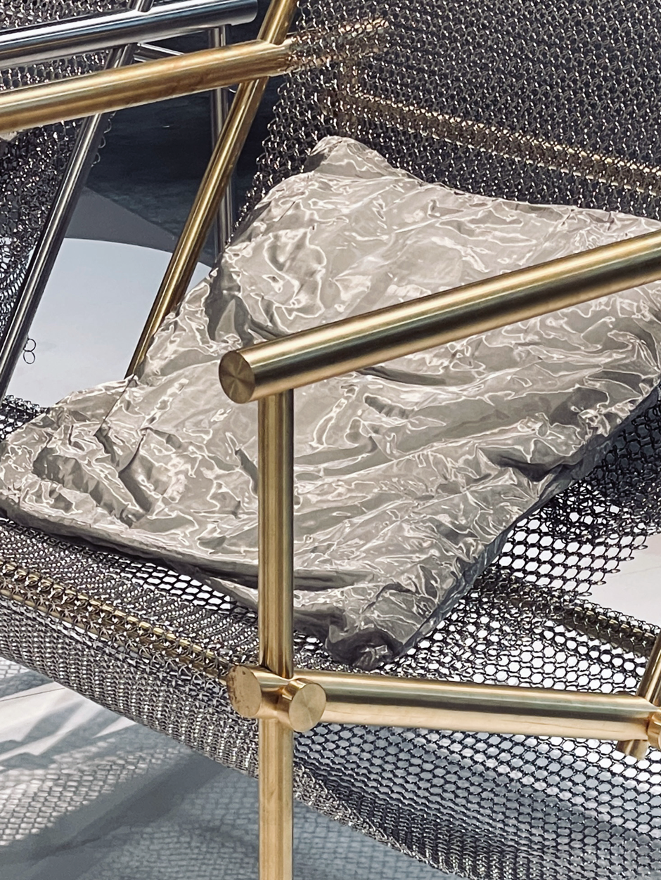 Solides Netzwerk  Die belgische Designerin Chanel Kapitanj nutzt Metall als Material, um ihm eine visuelle Leichtigkeit zu geben.&nbsp;chanelkapitanj.com