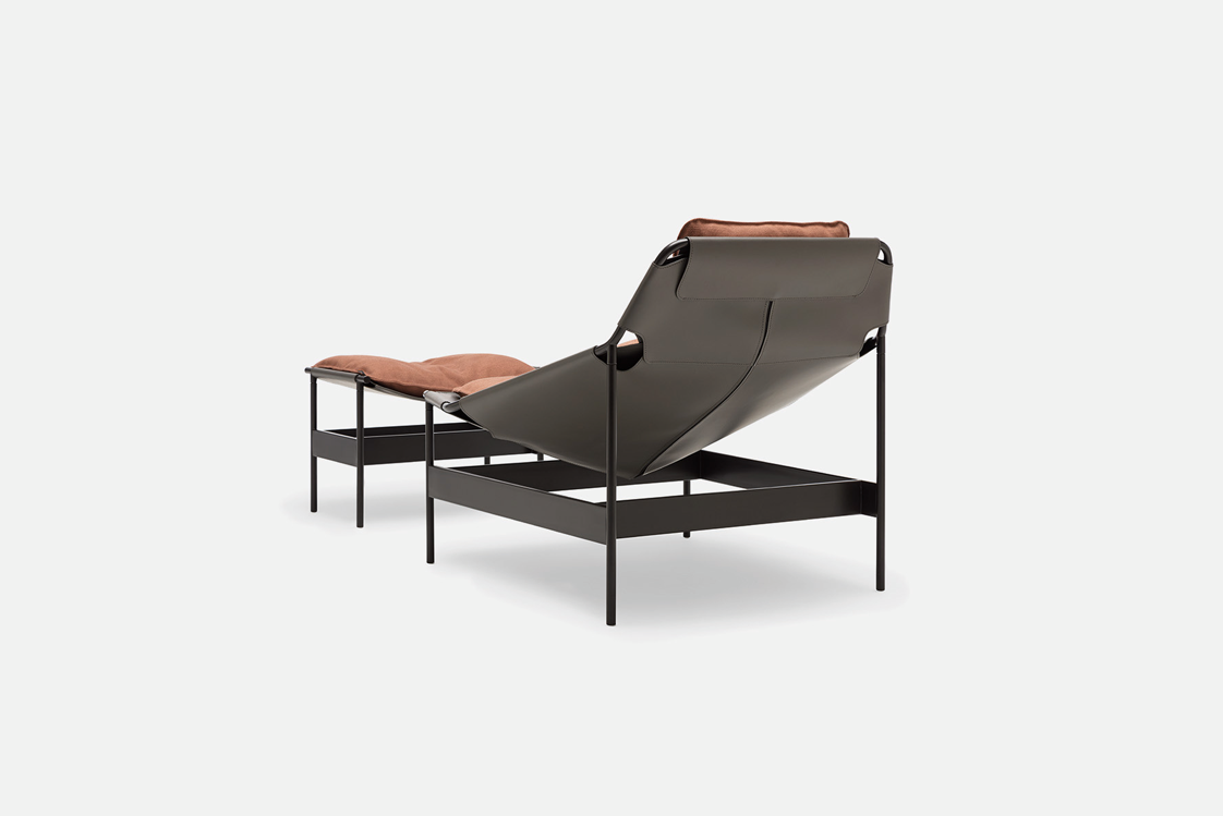 Hängematten-Feeling  Der Hybrid-Chair »JACK« von Rolf Benz ist Sessel und Liege in einem. Er besteht aus einem Stahlgestell mit weicher Sitzschale aus Leder.&nbsp;rolf-benz.com