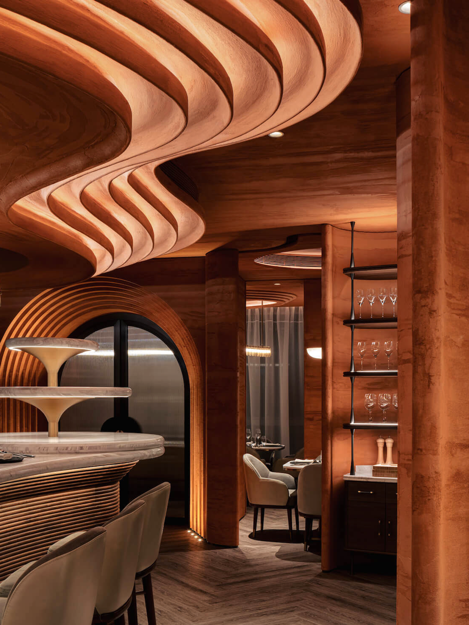 Bestes Gesamtkonzept
Im Restaurant »1111 Ones«, Hongkong, verstärken Töne von gebranntem Siena, Messingelemente und wellenförmige Bögen aus Holz das »Natur als Inspiration«-Konzept von Küchenchef Will Leung.&nbsp;1111ones.com