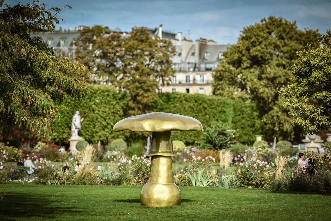 Einen Pilz aufgestellt&nbsp;hat die Schweizerin Sylvie Fleury im Jardin des Tuileries in Paris. »Mushroom Autowave Rich-Gold Petzold Silber F14« heißt das Prachtexemplar.