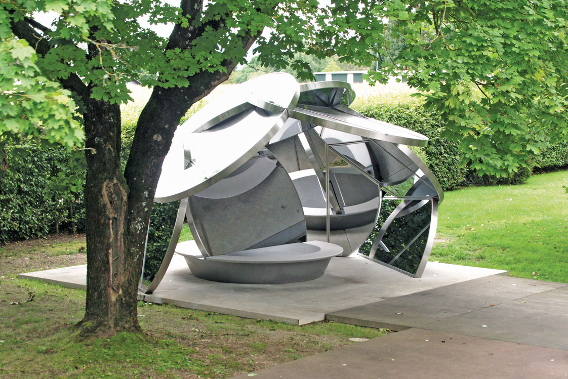 Acht runde Spiegel hat Eva Schlegel im Auftrag des Museums Liaunig zu ihrem »Cloudspace«, einer begehbaren Skulptur in Völkermarkt, ineinandergeschoben.