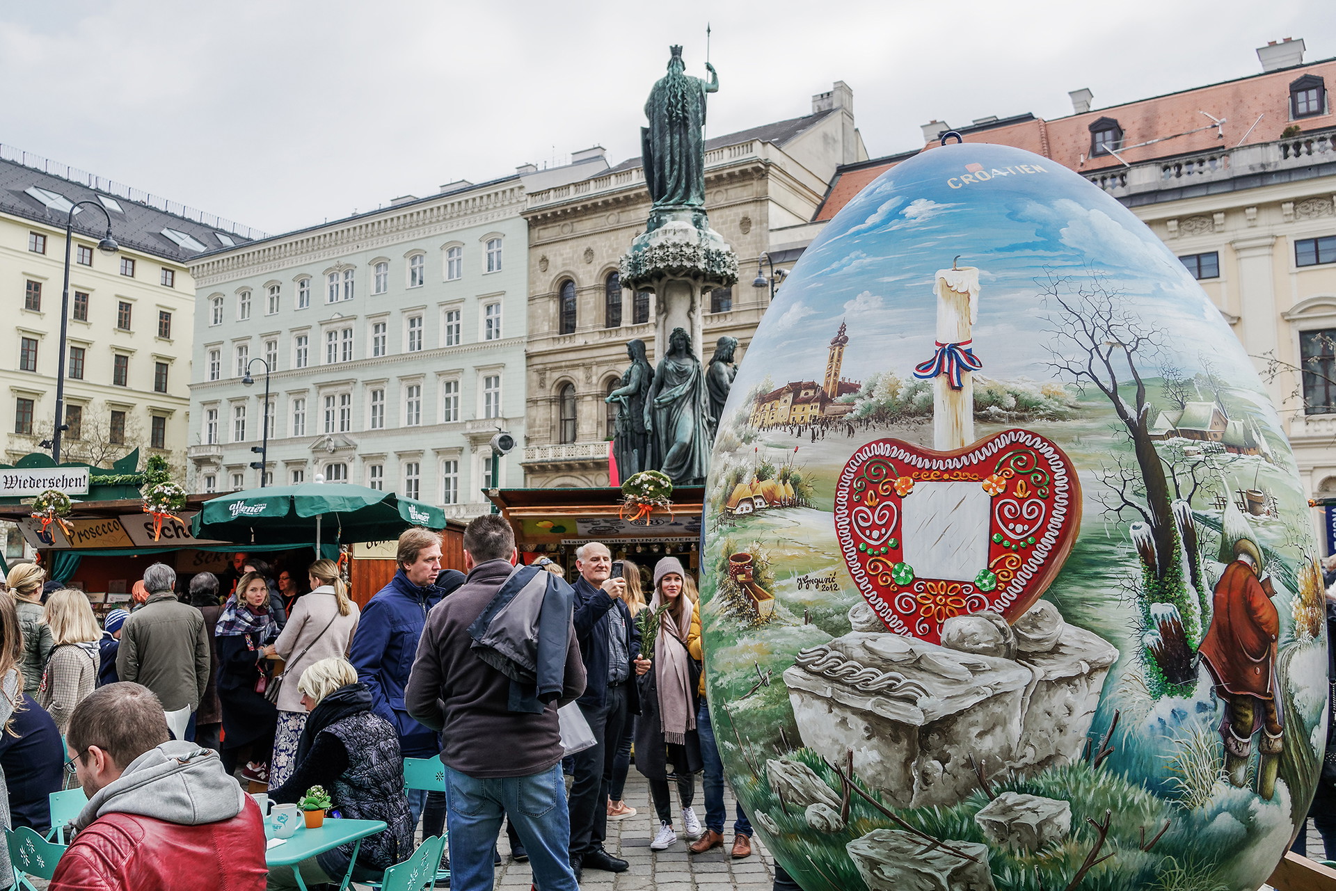 Das österliche Pendant zum »Altwiener Christkindlmarkt«. 1990 gab es den ersten »Altwiener Ostermarkt«, der die historische Tradition seitdem auf dem Marktplatz Freyung fortsetzte. Es gibt fast täglich ein musikalisches sowie ein Kinderprogramm sowie »Europas größten Eierberg« in der Mitte des Platzes. Zum&nbsp;»Altwiener Ostermarkt« auf der Freyung