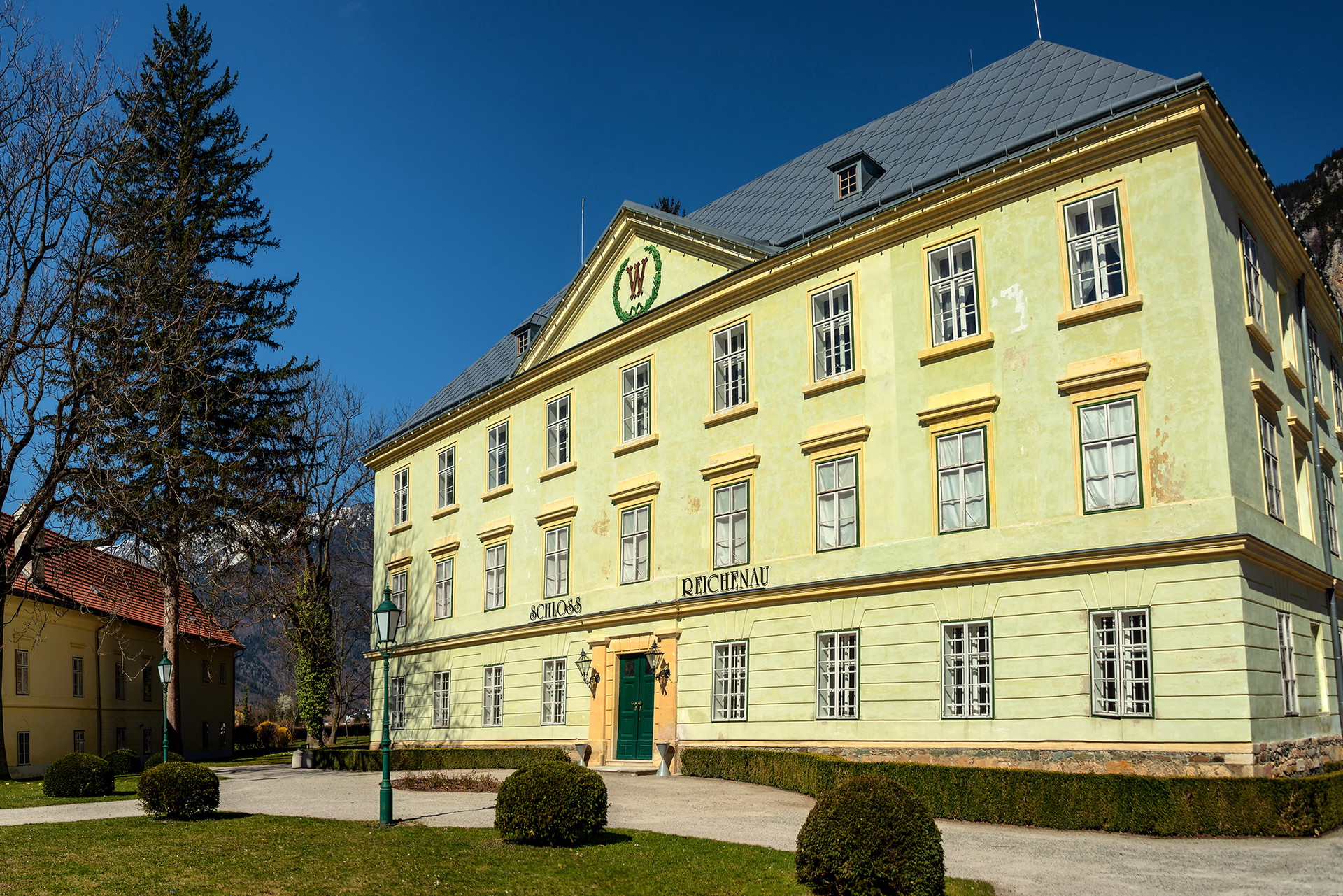 Das Schloss an der Rax gehört zu einem der beliebtesten Ausflugsziele zu Ostern. Am Schlossplatz tummeln sich nun nach zweijähriger Corona-bedingter Pause nun wieder die Marktstände, jedoch nur am Osterwochenende selber. Hier wird von Palmfreitag bis -sonntag eine Mischung aus Kunsthandwerk sowie Bauern- und Flohmarkt geboten. Zum Ostermarkt im Schloss Reichenau
