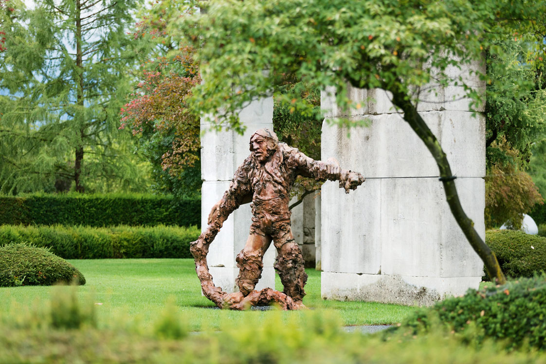 Skulptur »Berserker II« von Stella Hamberg im Baummuseum.