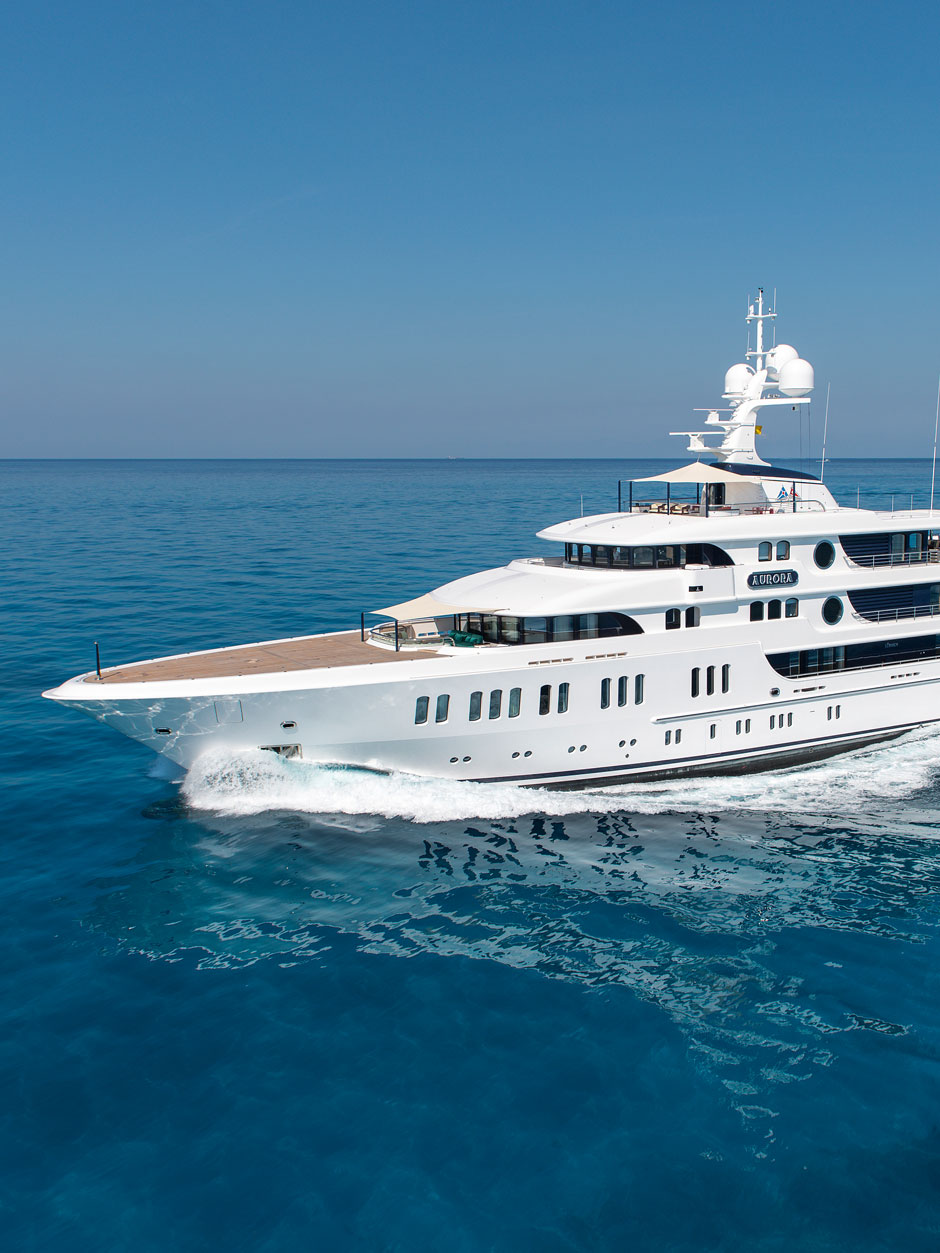 AURORA
Herausragend: Ihre luxuriöse Mahagoni- und Edelstahlausstattung im Außenbereich vermittelt die Romantik der Luxusreisen auf Transatlantiklinern.
Design: Das markante Äußere sowie das Interieur sind die Arbeit des Londoner Winch Design Teams. Auf jedem Deck wurden Familienräume berücksichtigt. Klassische Elemente werden mit innovativen Details kombiniert, wie einem großen Bullauge im Haupttreppenhaus und spezieller Beleuchtung je Deck.&nbsp;
Konstruktion &amp; Bau: Die 74-Meter-Yacht wurde 2017 durch die Bremer Lürssen Werft ausgeliefert.
Specials: Das Interieur basiert auf dem Art-déco-Stil der 20er-Jahre.