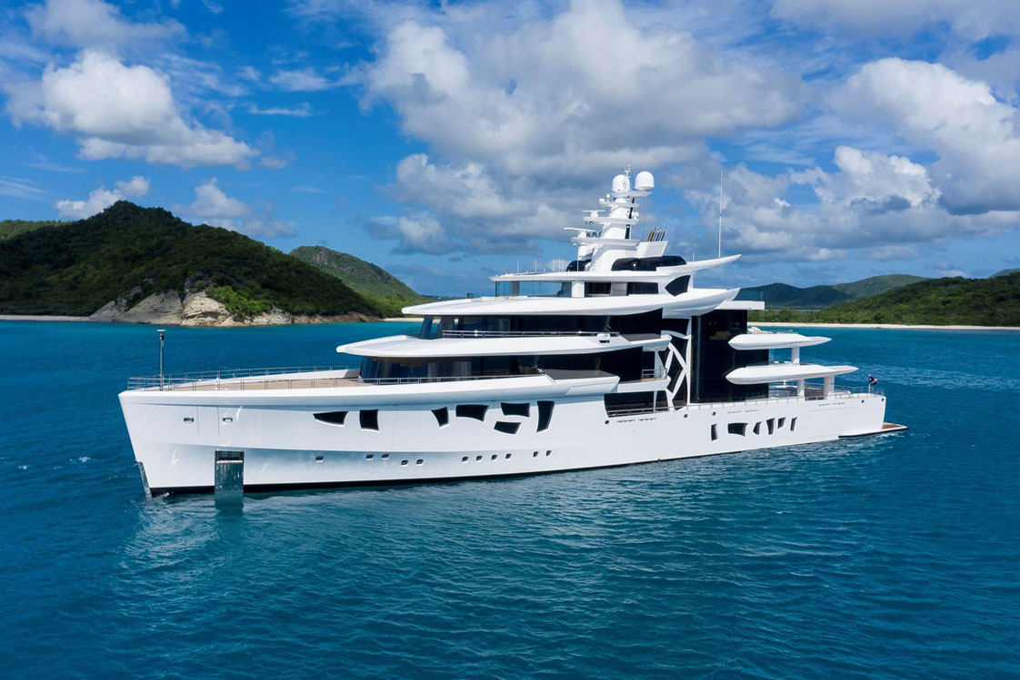 Artefact
Herausragend: 2021 mit dem World Superyacht Award ausgezeichnet.
Design: Die 80-Meter-Yacht wurde vom kanadischen Architekten Gregory C. Marshall designt, den Innenbereich hat das renommierte englische Studio Reymond Langton Designs veredelt. &nbsp;
Konstruktion &amp; Bau: In der deutschen Werft Nobiskrug 2020 gebaut, vereint sie Kunst und Wissenschaft durch innovative Elemente und neueste Ingenieurskunst.&nbsp;
Specials: Die Yacht verfügt über einen raumhohen Mittelteil, bestehend aus 740 Quadratmetern maßgeschneiderten, teils extrem gebogenen Glasfenstern mit einem Gewicht von 60 Tonnen.&nbsp;