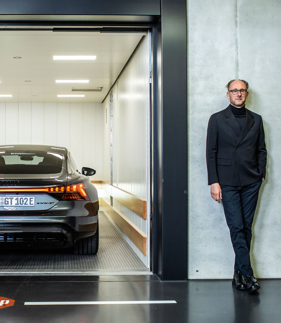Audi / Marc Lichte&nbsp;Der Designchef des Ingolstädter Herstellers setzt auf das harmonische Zusammenspiel von Ästhetik und Funktionalität&nbsp;– auch beim rein elektrischen »RS e-tron GT«, dem aktuellen Flaggschiff in Sachen Elektromobilität: 598 PS, fließende Formen, bis zu 495&nbsp;Kilometer Reichweite und nachhaltige Materialien im Innenraum wie recyceltes Leder für die Sitze.
