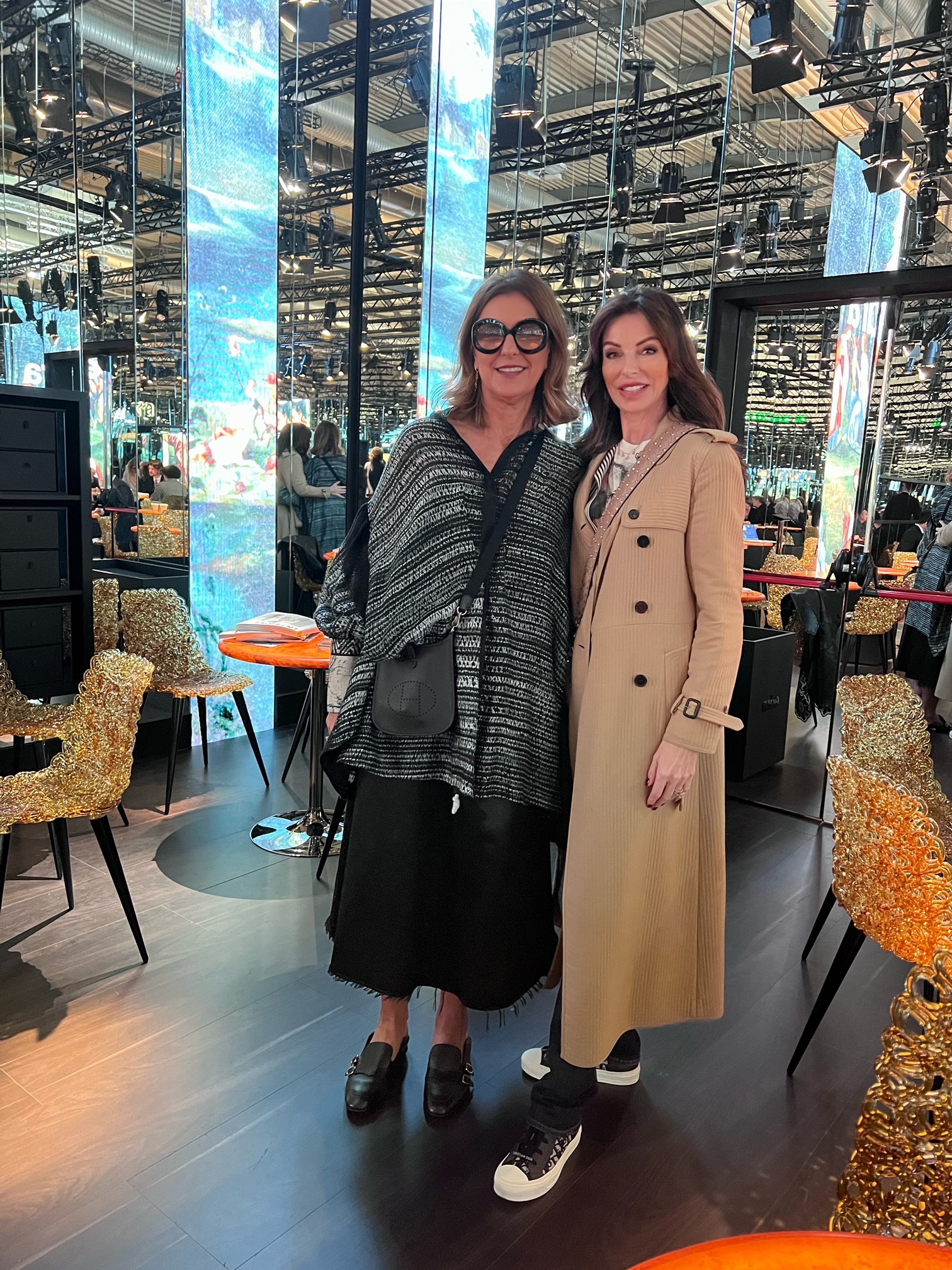 LIVING Chefredakteurin und Herausgeberin Angelika Rosam mit Edra Gründerin und Eigentümerin Monica Mazzei