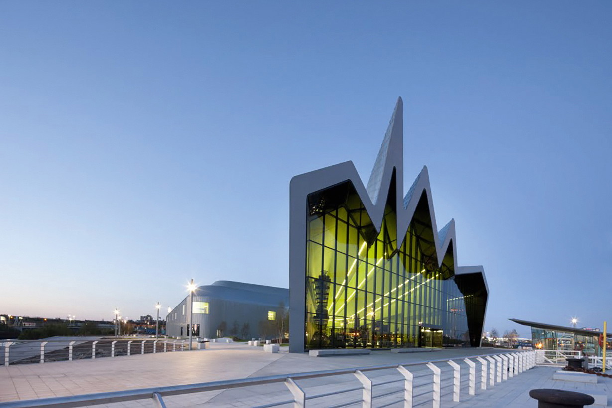Riverside Museum, Glasgow Bewegte Zeiten,&nbsp;dynamische Architektur: Das Dach des von Zaha Hadid geplanten Verkehrsmuseums schaut zwar von der Seite aus wie eine Konjunkturkurve, bildet aber eine&nbsp; wellige Konstruktion, die sich wie ein Fluss über das gesamte&nbsp;Gebäude fortsetzt.