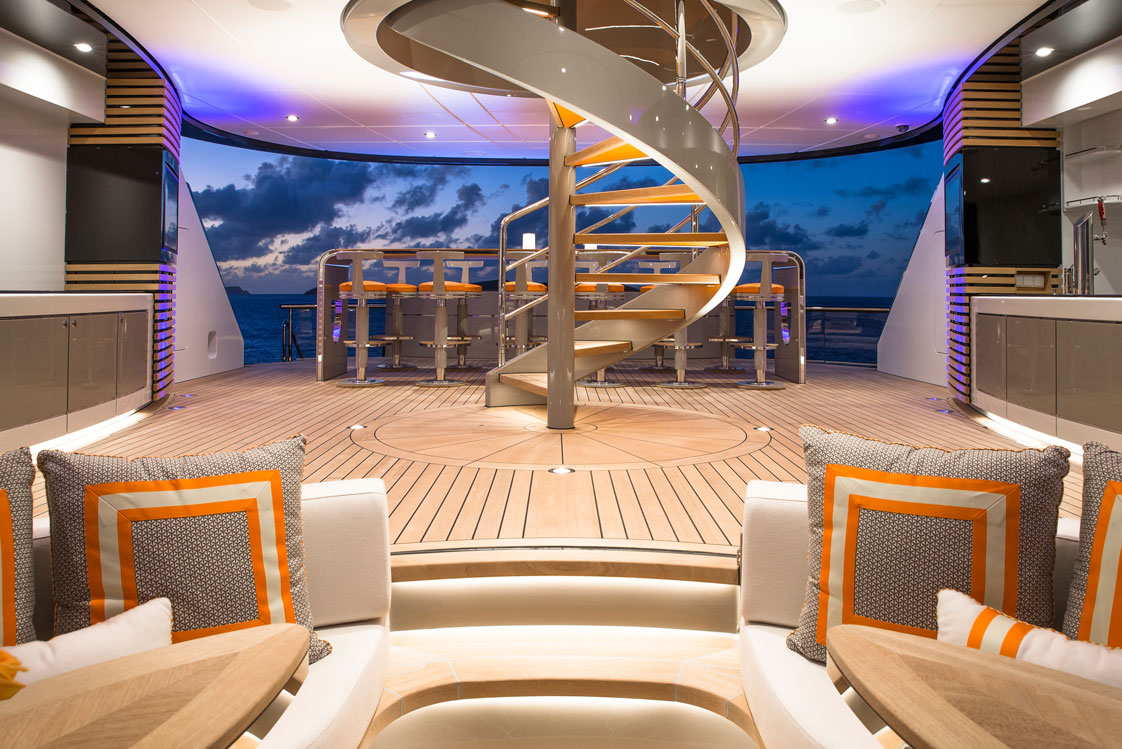 KISMET
Herausragend:&nbsp; Die 2014 ausgelieferte Megayacht war im Hinblick auf die Konstruktionstechnik ihrer Zeit weit voraus.
Design: Wurde von zwei führenden Namen im Yachtdesign umgesetzt – Espen Øino International entwarf das Außendesign, die Londoner Designer Pascale Reymond und Andrew Langton das Innendesign – mit vielen runden Formen und organischen Elementen.
Konstruktion &amp; Bau: Die 95 -Meter-Yacht aus dem Hause Lürssen ist das ultimative Unterhaltungsschiff für Freunde und Familie, Charterpreis: 1,1 Mio Euro/Woche.
Specials: Zwei Helikopter-Pads sowie eine private Aussichtsplattform mit einem Außenbett zur Stern-beobachtung harmonieren mit dem Swimmingpool samt Whirlpool, wobei der hintere Teil des Pools gleichzeitig als Oberlicht für den Aufzug innen dient.