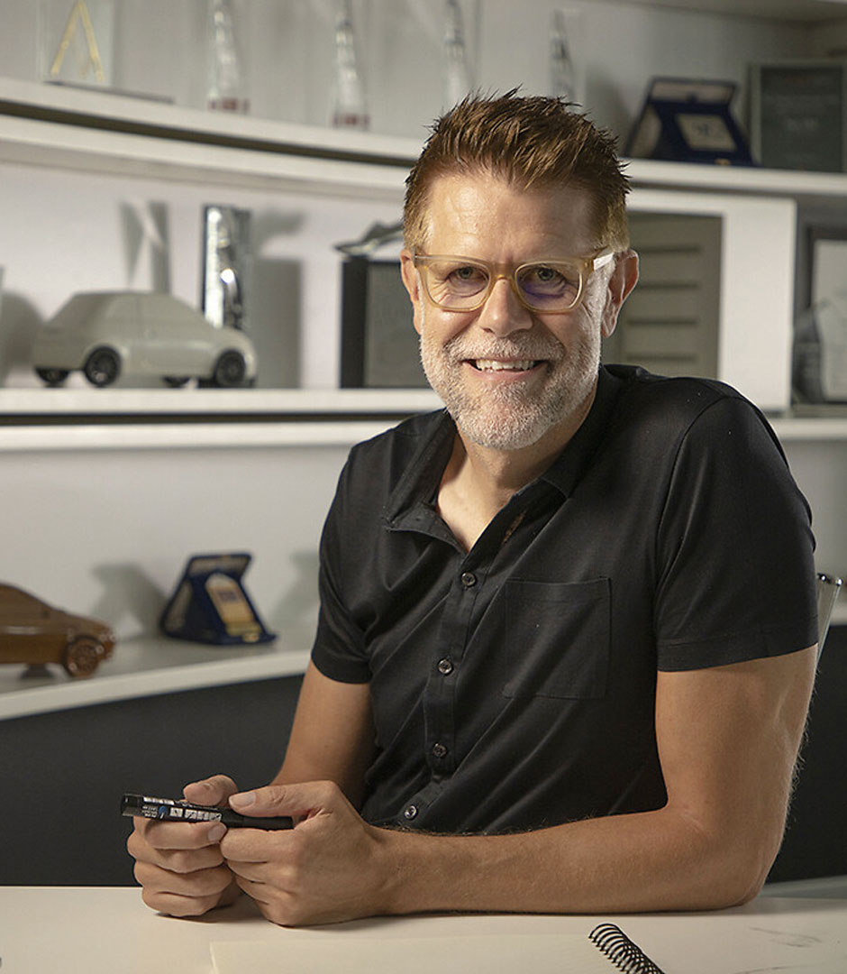Fiat / Klaus Busse&nbsp;Mit der Elektroversion des ohnedies längst ikonischen Modells »500« hat Designer Klaus Busse die optische Leichtigkeit des Retromodells mit der Effizienz eines 118-PS E-Motors kombiniert. Maximale Reichweite des schicken Cityflitzers: 320 Kilometer.