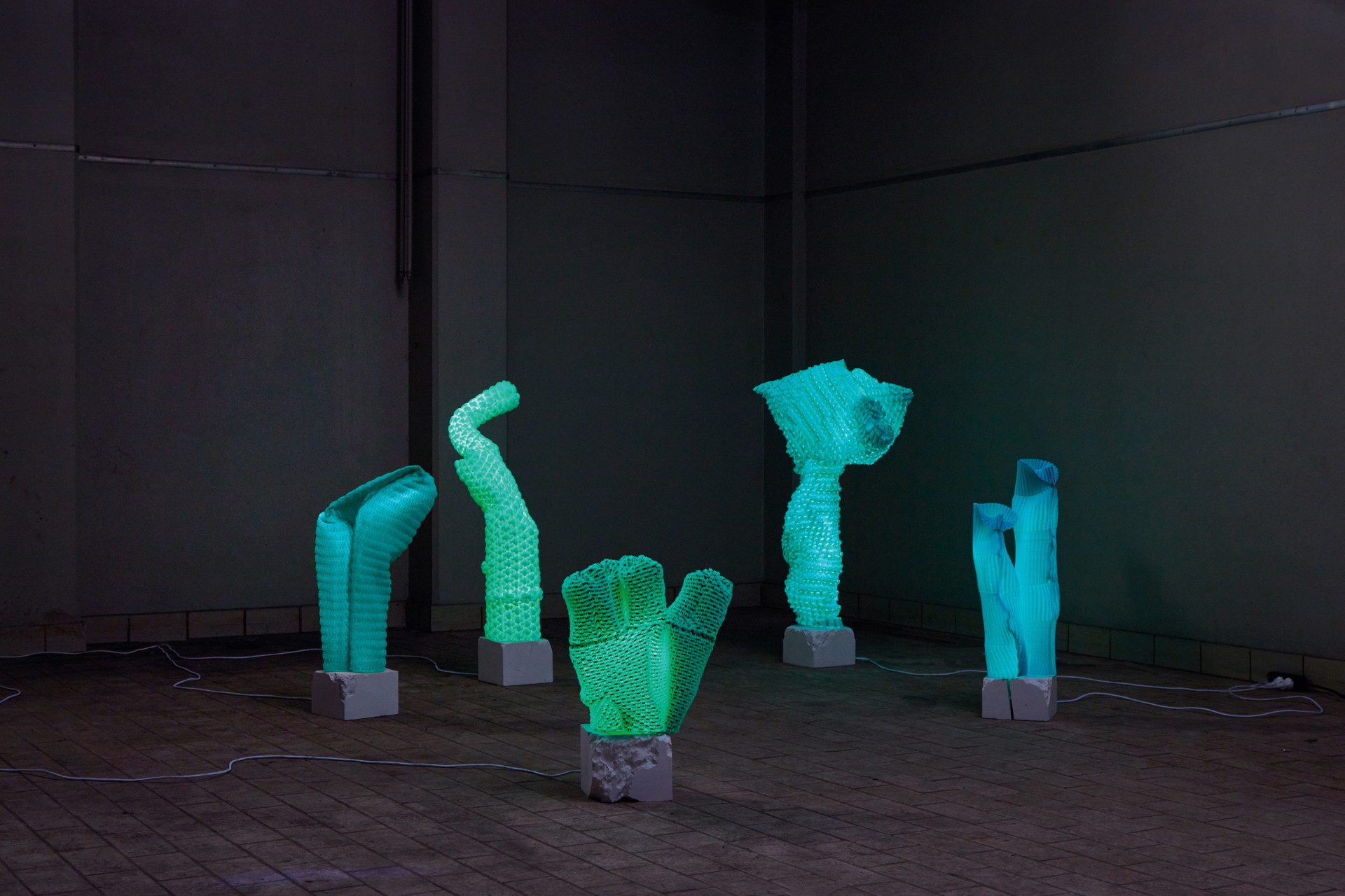 »Knitted Light« Für sein neuestes Projekt ließ sich Sangmin Oh&nbsp;von den Korallenriffen und ihren&nbsp; verschwindenden leuchtenden&nbsp;Farben aufgrund steigender&nbsp;Meerestemperaturen inspirieren.&nbsp;