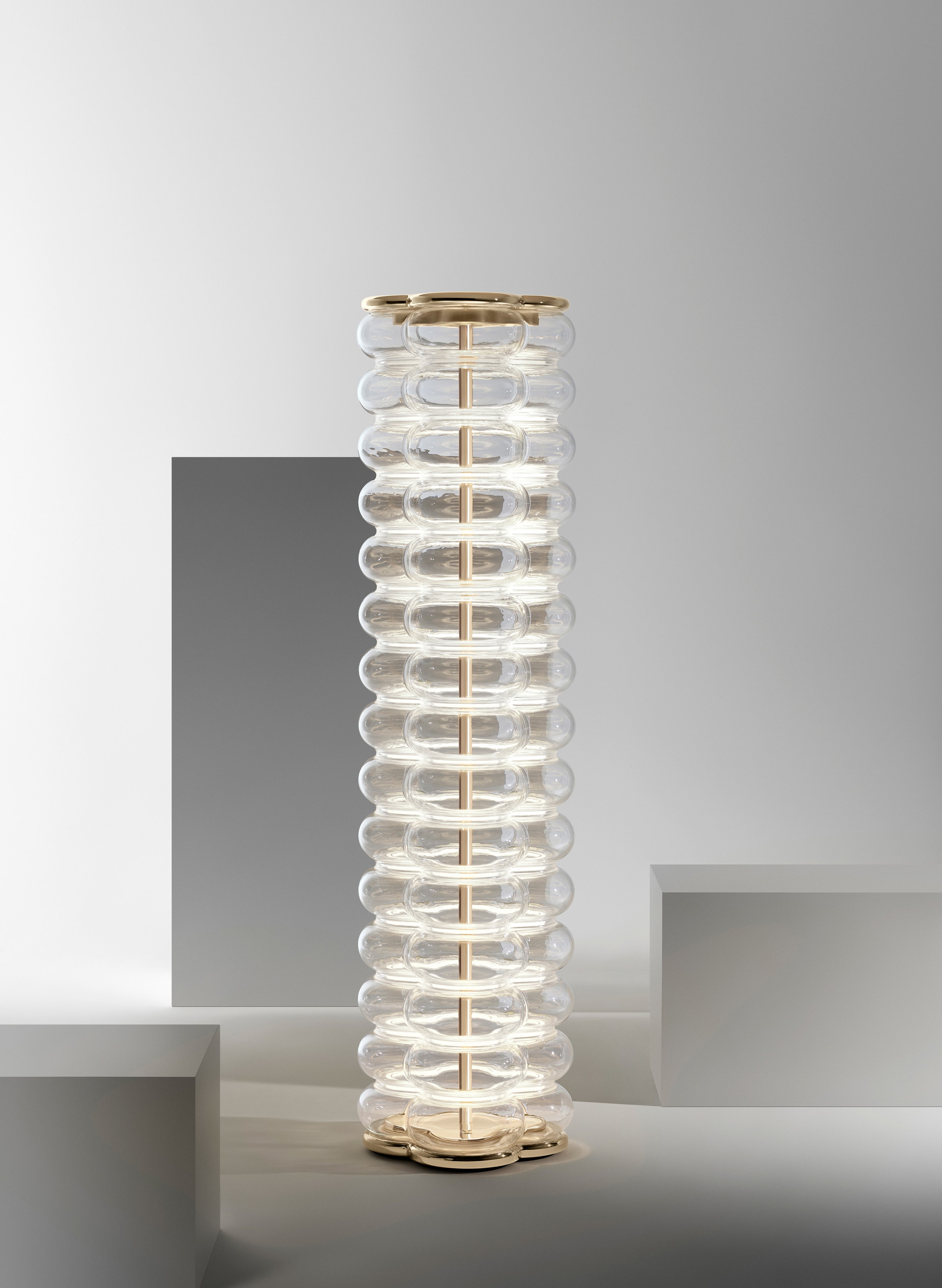 Die »Flower Tower«-Leuchte von Atelier ­Biagetti ist eine brillant erfundene und&nbsp;schimmernd trans­parente Säule aus mundgeblasenem&nbsp;italienischem Glas.