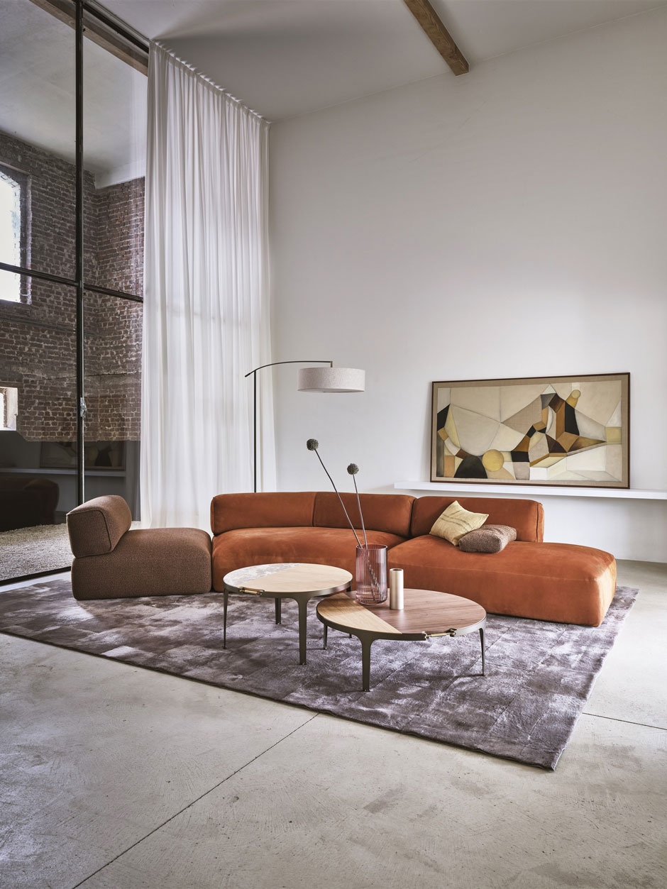 Sebastian Herkner Schon im zarten Alter von 25 gründete Sebastian Herkner sein eigenes Atelier, da hatte er bereits ein Praktikum bei Stella McCartney in London absolviert. Sein Beistelltisch »Bell Table« machte ihn bekannt, neben seinen Möbeln und Lampen gestaltet er auch Ausstellungen. Immer wieder lässt sich der Deutsche dabei von anderen Kulturen&nbsp;– indischer, afrikanischer, venezianischer&nbsp;– anregen. Zahlreiche Preise, zuletzt der Wallpaper Design Award 2023, sind die Belohnung.&nbsp;Das klug verwinkelte Sofasystem&nbsp;»Gilbert«, das Sebastian Herkner speziell für das Tête-à-Tête entworfen hat, regt zur Konversation an.&nbsp;sebastianherkner.com


