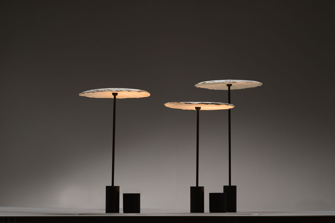 Lichtschwammerl Für den Lampenschirm der »Mycelium Lamps« arbeiten sich Pilze an Altpapier ab. Nachhaltige Lässigkeit von&nbsp;nirmeiri.com