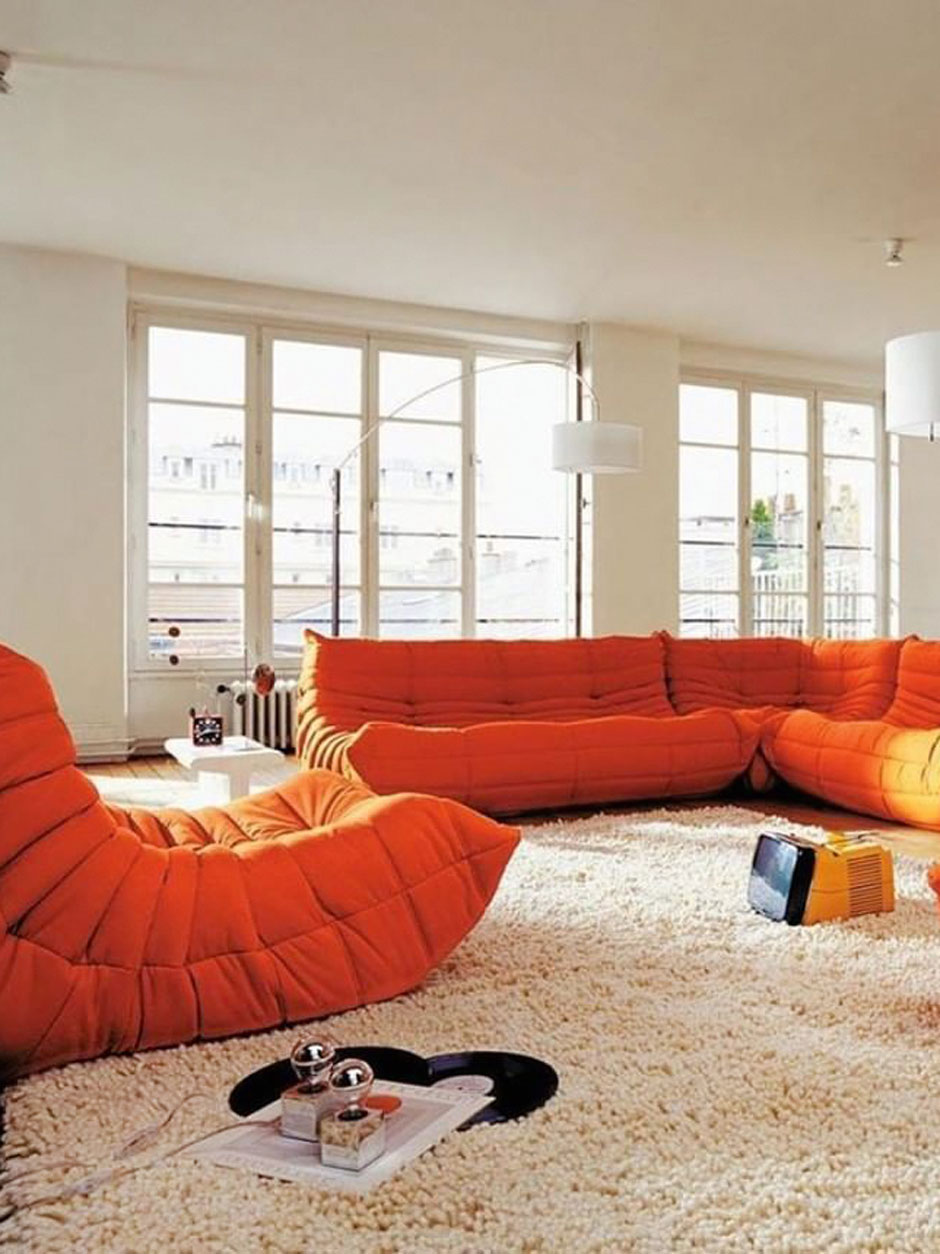 2017 HYGGE-HYPE: VINTAGE&nbsp;Eklektizismus prägt dieses Jahrzehnt: Instagram ist zur Plattform für Design-Interessierte geworden. Die Kunst besteht darin, Neues und Vintage kreativ in Dialog zu setzen. Das »Togo«-Sofa darf in keiner Influencer:innen-Wohnung fehlen. 1973 ist es auf den Markt gekommen, mittlerweile gilt es als begehrtes It-Piece.&nbsp;&nbsp;ligne-roset.com